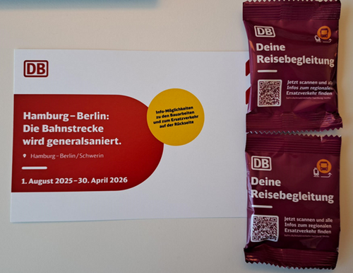 Eine Anwohnendeninformation, daneben liegen zwei kleine Fruchtgummipackungen in verkehrspurpur.