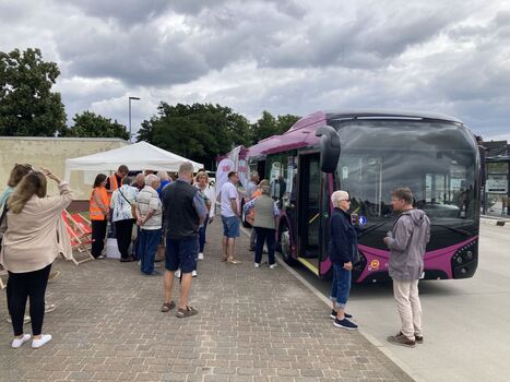 Infostand am Bahnhof in Ludwigslust, vor dem sich etwa 20 Personen versammelt haben. Zu besichtigen gab es einen Bus des Ersatzverkehrs.
