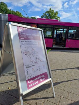 Aufsteller mit einem Plakat, das den Liniennetzplan des Ersatzverkehrs mit Bussen während der Streckensperrung zwischen Hamburg und Berlin darstellt.
