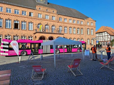 Infostand der DB mit Ersatzverkehrsbus direkt vor dem Rathaus in Hagenow, früh am Morgen und noch ohne Besucher.