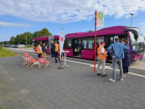 Stopp der Infotour an der Bushaltestelle Ladestraße am Bahnhof Büchen. An der Haltestelle steht ein Ersatzbus von ecoVista, der während der Generalsanierung unterwegs sein wird.