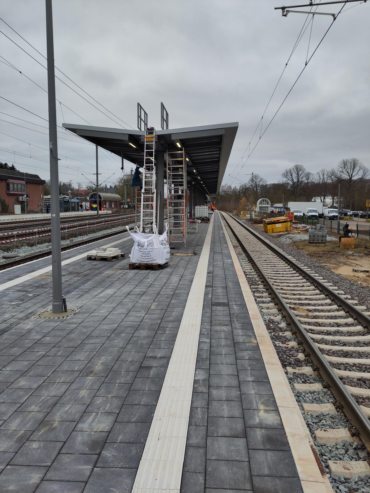 Restarbeiten am neuen Bahnsteigdach, Leitern lehnen an der Konstruktion